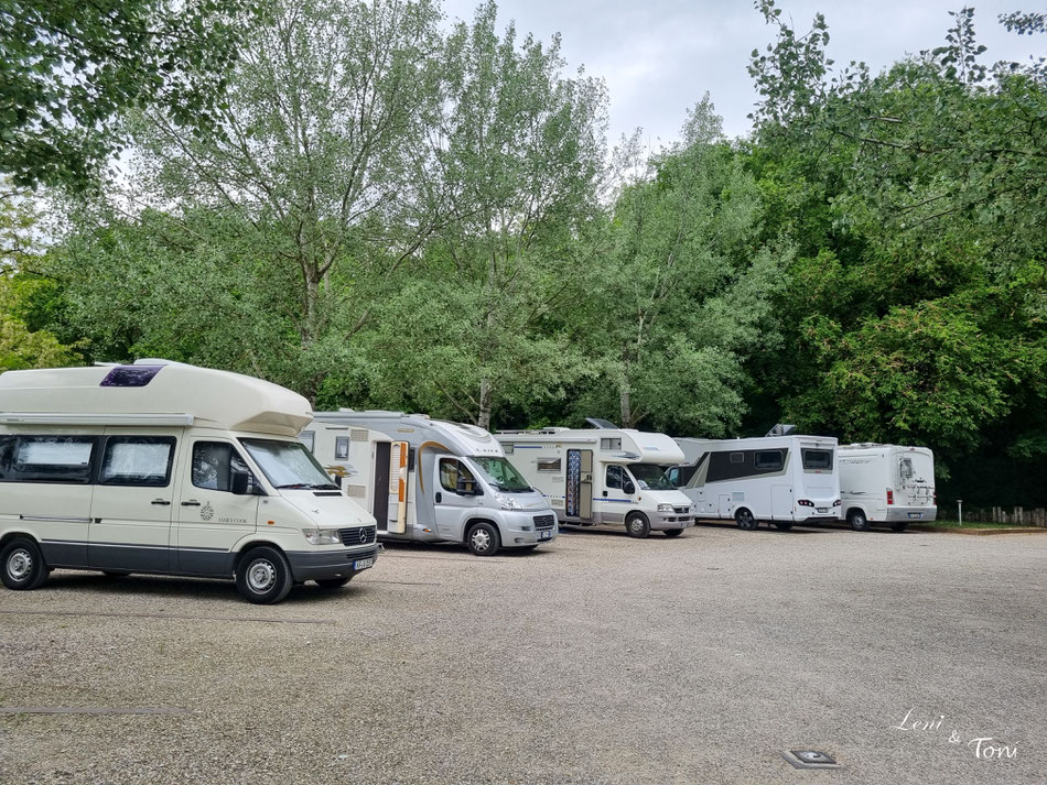 Der Stellplatz liegt keine 10 Minuten zu Fuß vom malerischen Borghetto entfernt und bietet viel Schatten