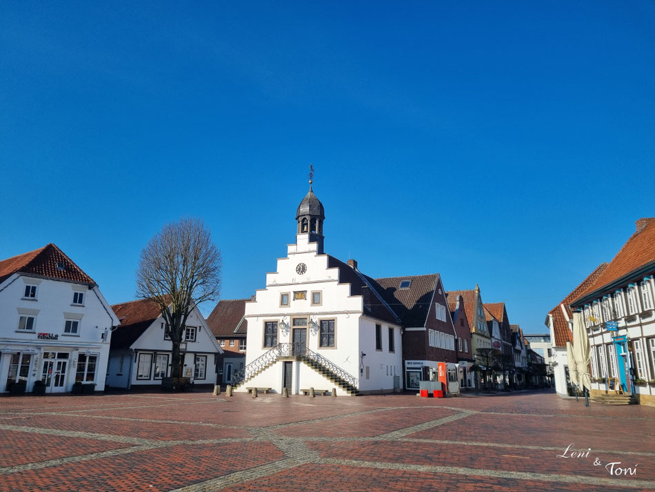 Der wunderschöne Marktplatz von Lingen mit dem historischen Rathaus aus dem Jahr 1555