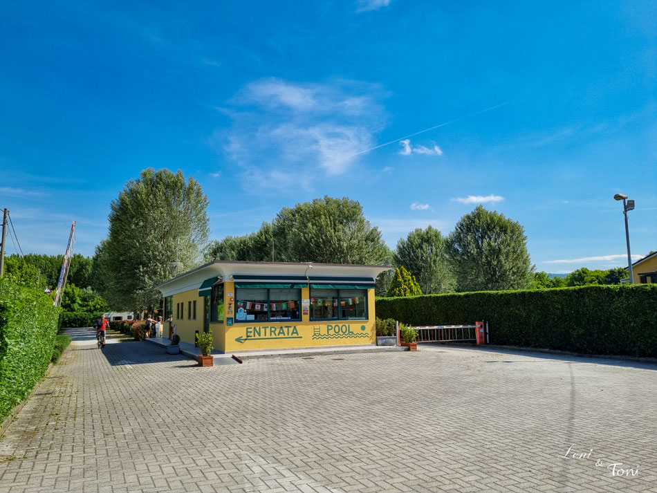 Die Ein- und Ausfahrt zum Stellplatz mit der Rezeption in der Mitte