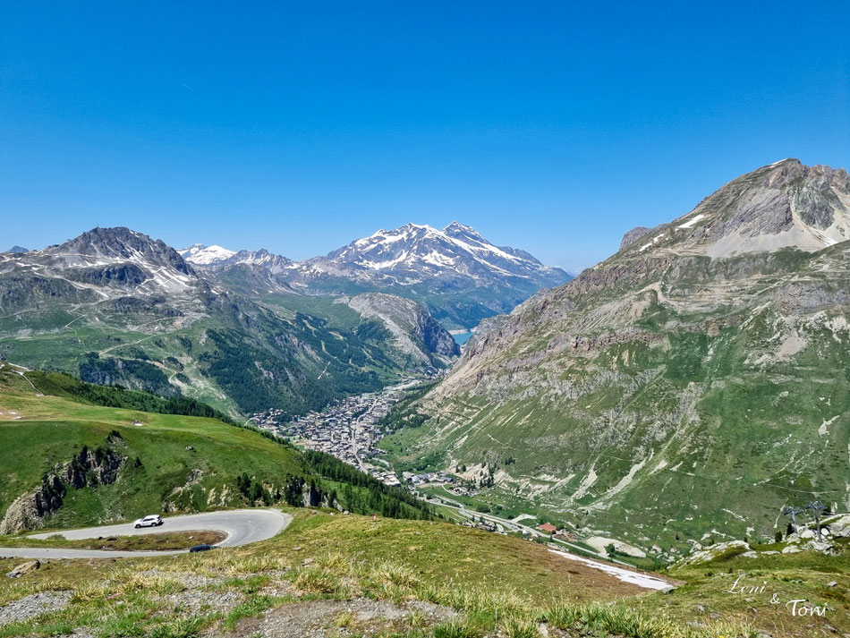 Blick auf Val d'Isère von der Nordseite des Col de l'Iseran