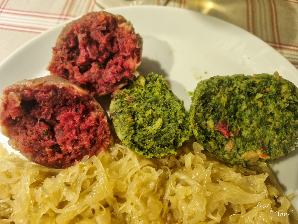 Südtiroler Spinat- und Rote Beteknödel mit Krauti Cotti