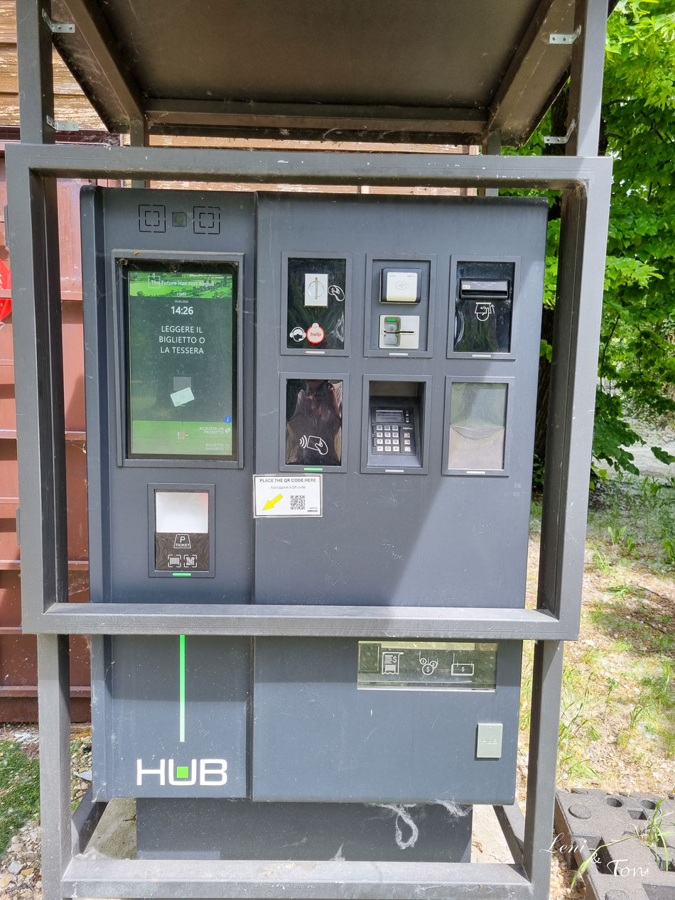 Die Bezahlung erfolgt ganz einfach in bar oder mit Karte direkt vor der Abfahrt am Kassenautomaten