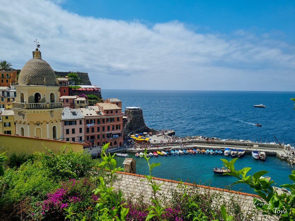 Der Blick auf die Kirche und den Hafen von Vernazza vom Wanderweg aus