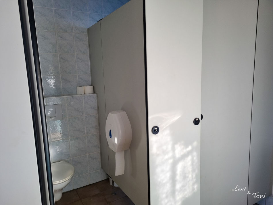Ein sehr sauberes Toilettenhäuschen befindet sich unterhalb des Stellplatzes und steht den Besuchern des Platzes zur Verfügung.