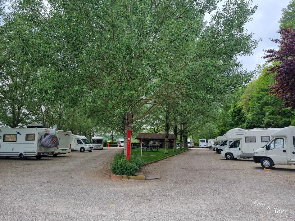 Ovalförmig angelegt bietet der Platz 45 schattige Stellflächen für Wohnmobile