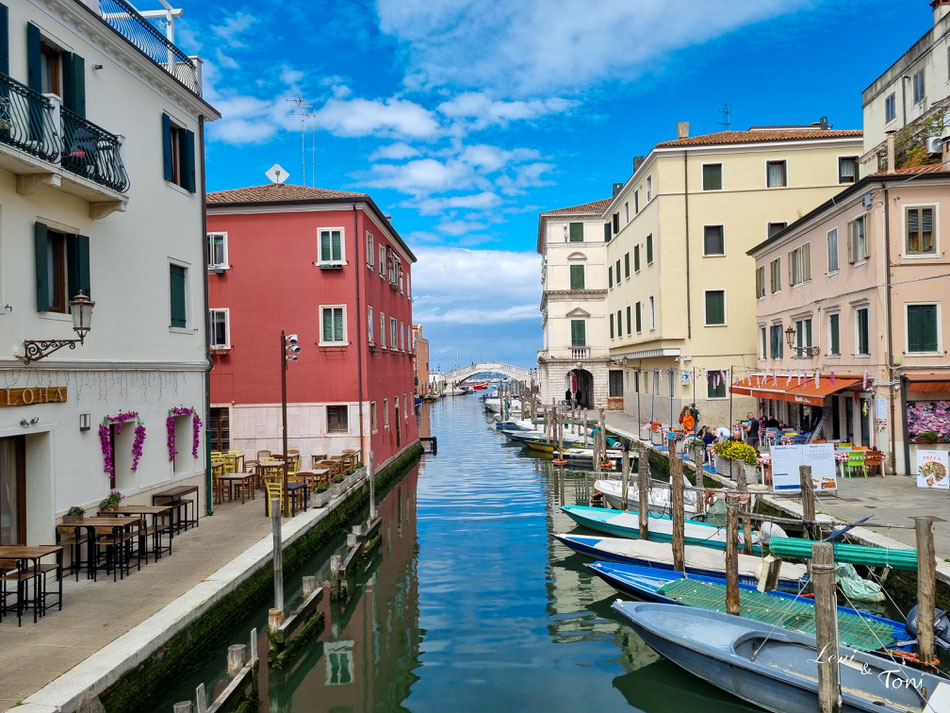 Sehr malerisch ist Chioggia mit seinen Kanälen, die von zahlreichen Brücken überspannt werden