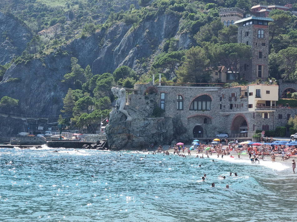Von einem der Parkplätze gut zu erkennen: Il Gigante, das Wahrzeichen von Monterosso, eine 14 m hohe Statue von Neptun