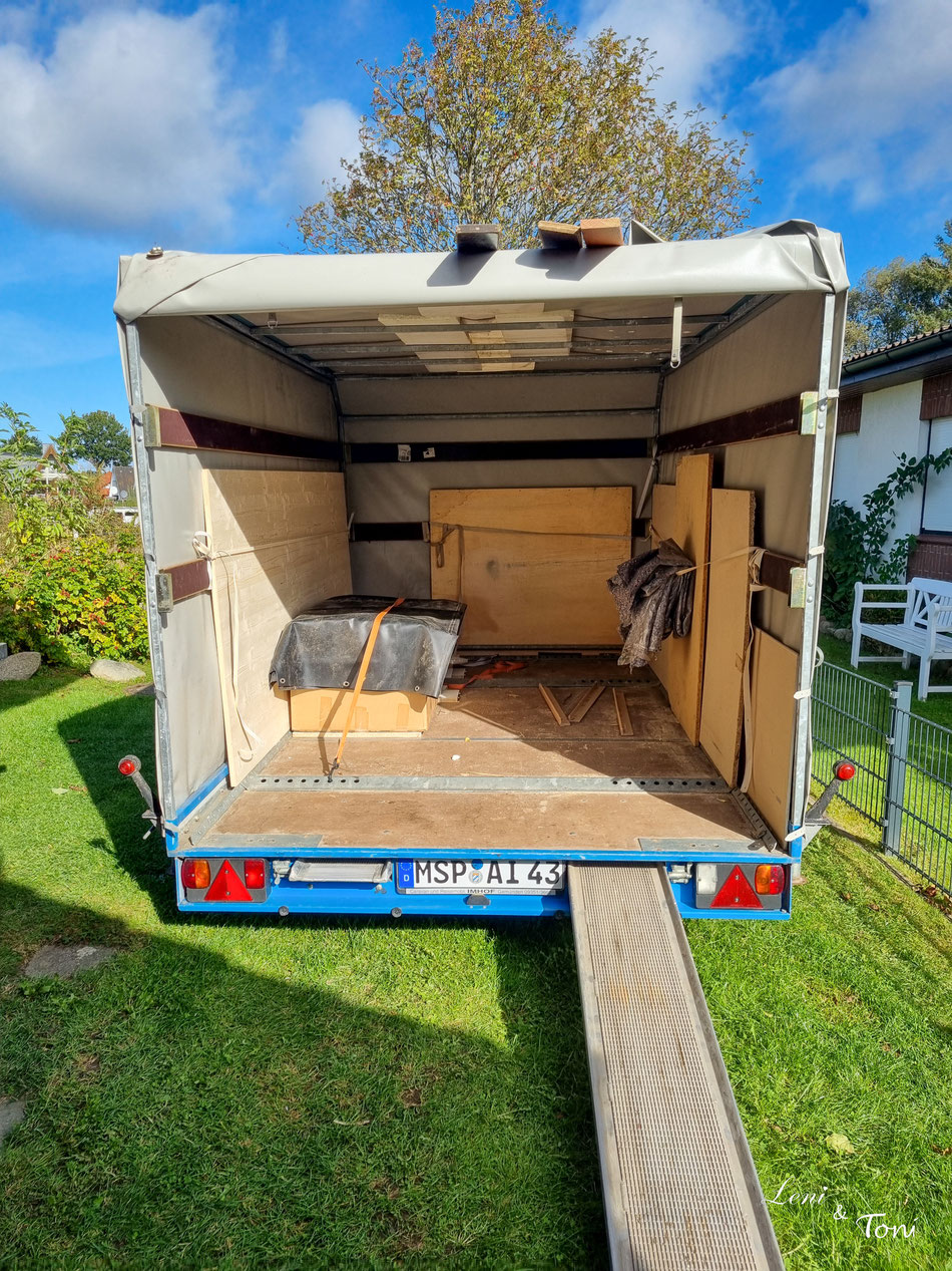Wir müssen den Anhänger heute noch fertig ausgeräumt bekommen, da morgen früh die Bagger kommen und die Einfahrt dann leer sein muss.