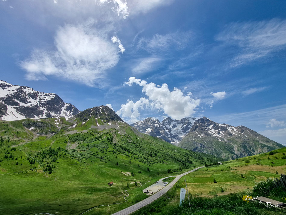 Blick vom Col du Lautaret auf die schneebedeckten Gipfel der französischen Alpen
