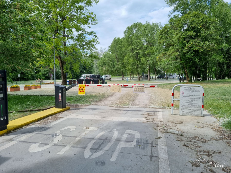 Der Platz ist nur über Schranke befahrbar und ringsum eingezäunt