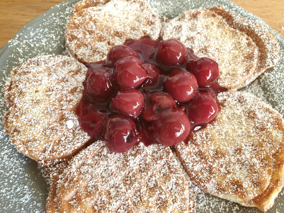 Waffeln mit Kirschkompott