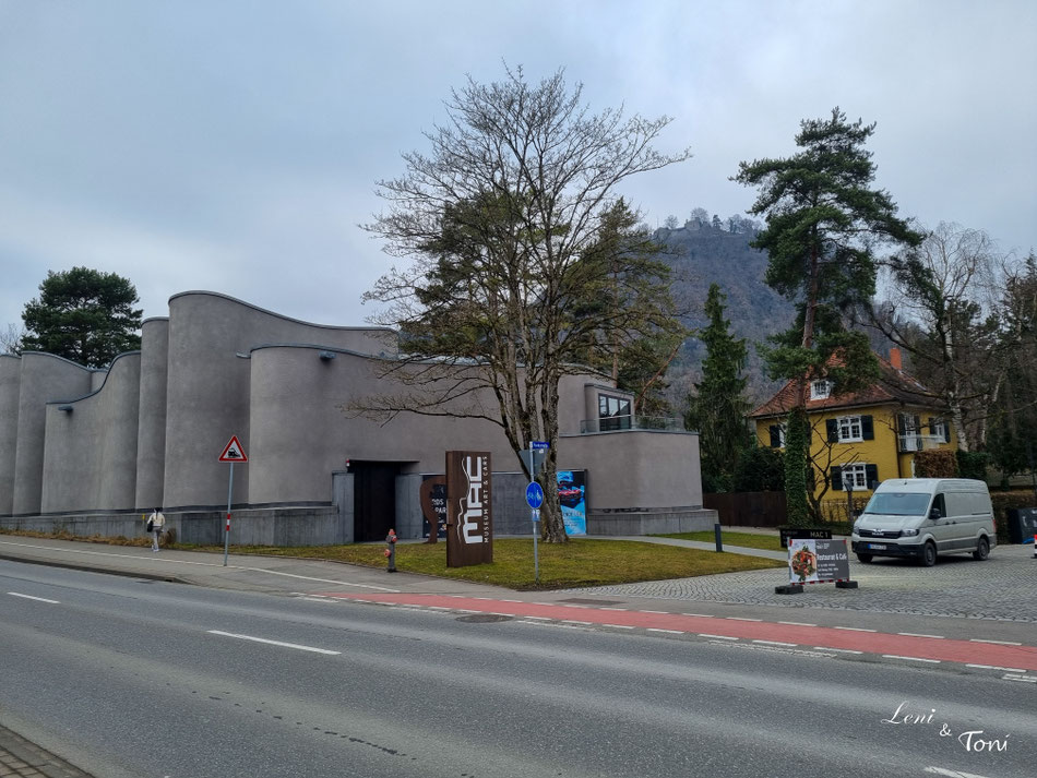 Genau gegenüber vom Stellplatz: das MAC Museum Art & Cars