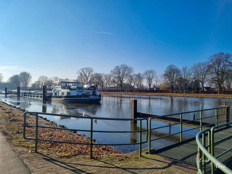 Der Wohnmobilstellplatz liegt direkt am Dortmund-Ems-Kanal