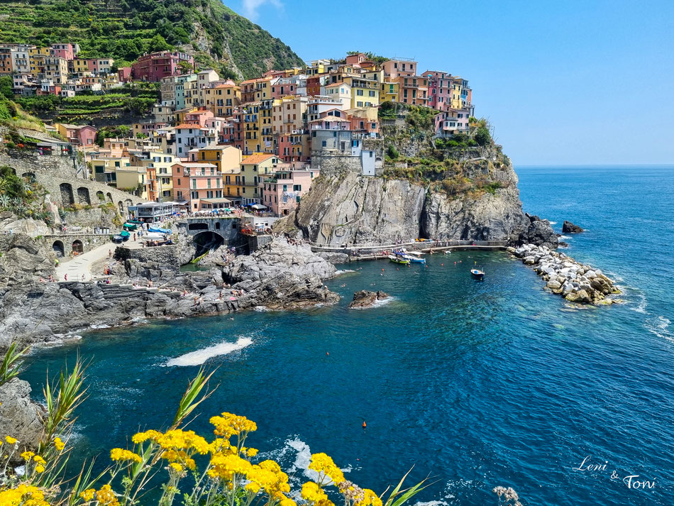 Die Cinque Terre liegen wie an einer Perlenkette aneinandergereiht direkt über dem Meer
