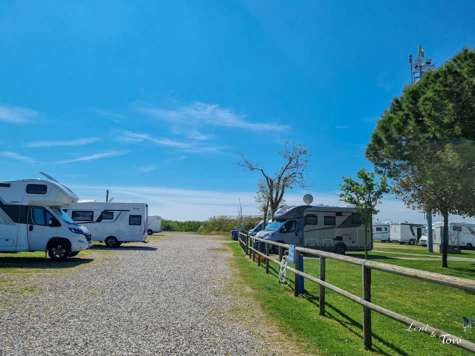 Der Stellplatz bietet etwa 20 Stellflächen für Camper jeder Größe auf Gras und / oder Kies