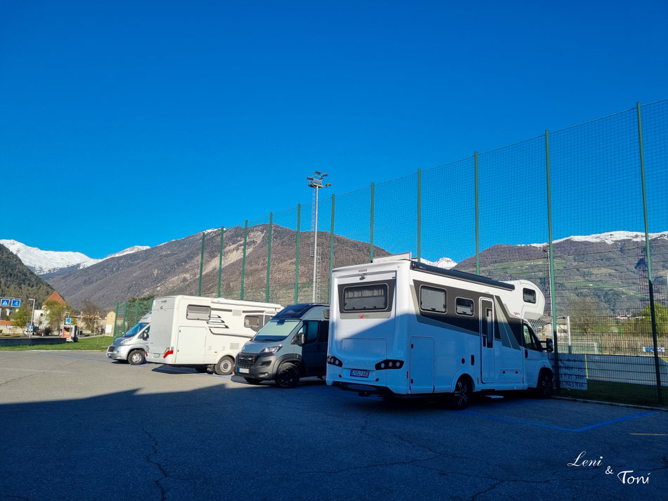 Wir haben hier eine sehr ruhige Nacht verbracht: der Wohnmobilstellplatz am Sportplatz in Glurns