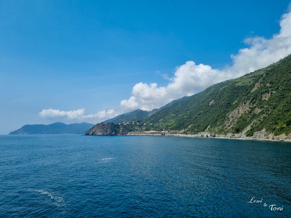Das nächste Dorf liegt hoch oben auf dem Felsen, etwa 100 m über dem Meer: Corniglia