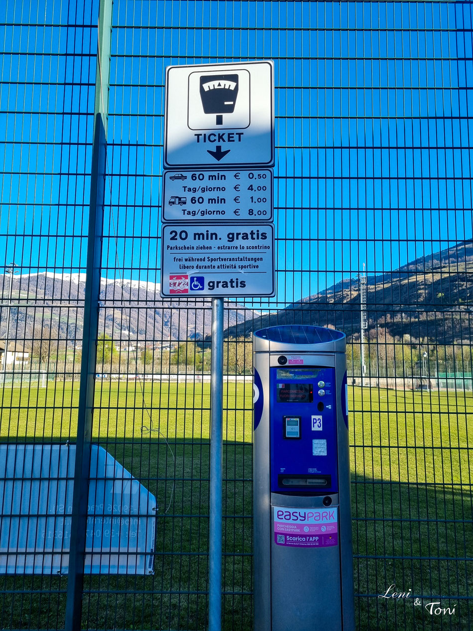Zwischen 8 Uhr und 16 Uhr ist der Platz gebührenpflichtig, die Übernachtung ist kostenfrei. Stundenweises Parken ist auch möglich.