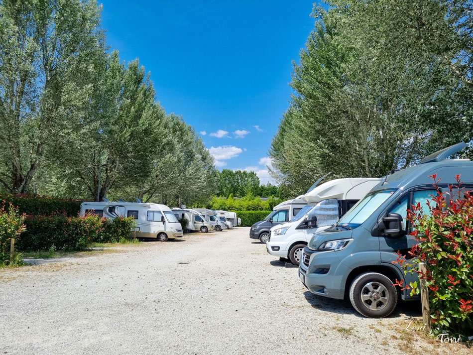 Der Stellplatz ist mit viel Grün hübsch angelegt, aber für längere Fahrzeuge über 7,50 m sind die Plätze etwas kurz