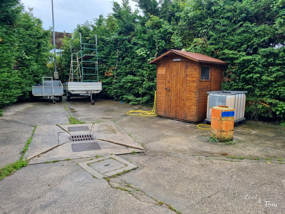 Die Ver- und Entsorgungsstation befindet sich ebenfalls hinter einer großen Hecke, so dass man sie vom Platz aus fast nicht sehen kann