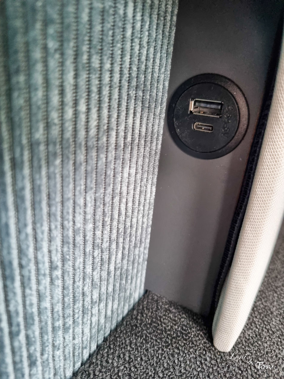 Zwei USB Anschlüsse sind praktisch an der Sitzgruppe unterhalb des Fensters integriert