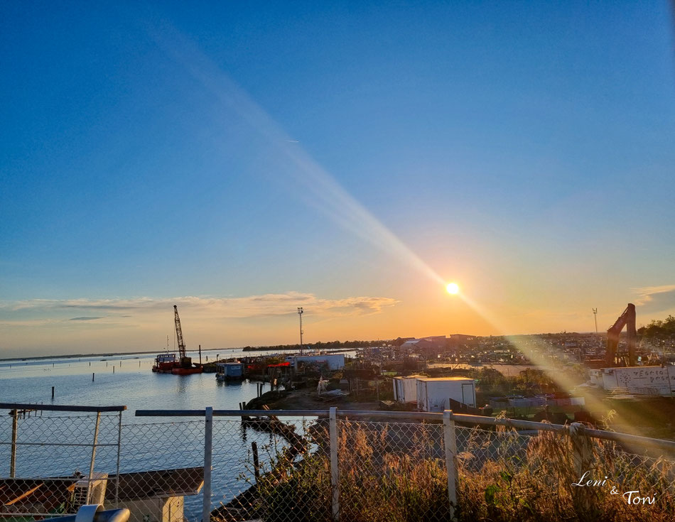 Der Blick über den Fischereihafen und die Adria. Der weitere Weg zum Leuchtturm ist während unseres Besuchs leider gesperrt
