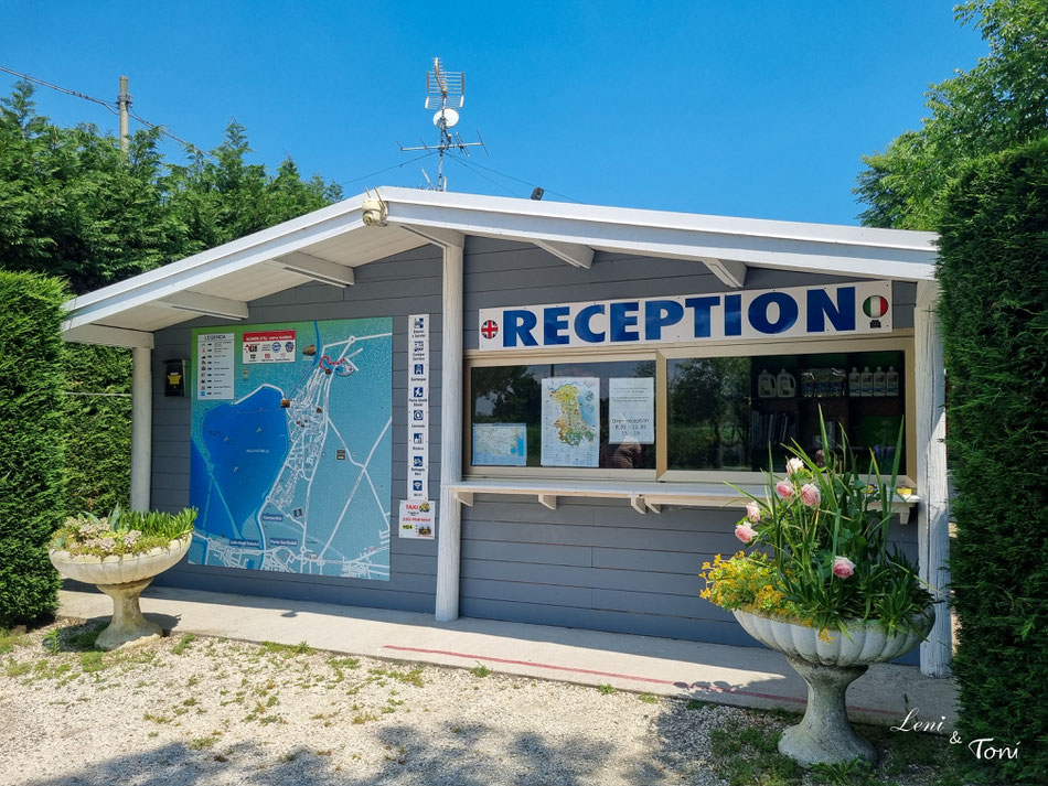 Die Rezeption vom Wohnmobilstellplatz. In der rechten Ecke des Tresens befindet sich ein Knopf, um die Schranke eigenständig zu öffnen, wenn die Rezeption nicht besetzt ist.