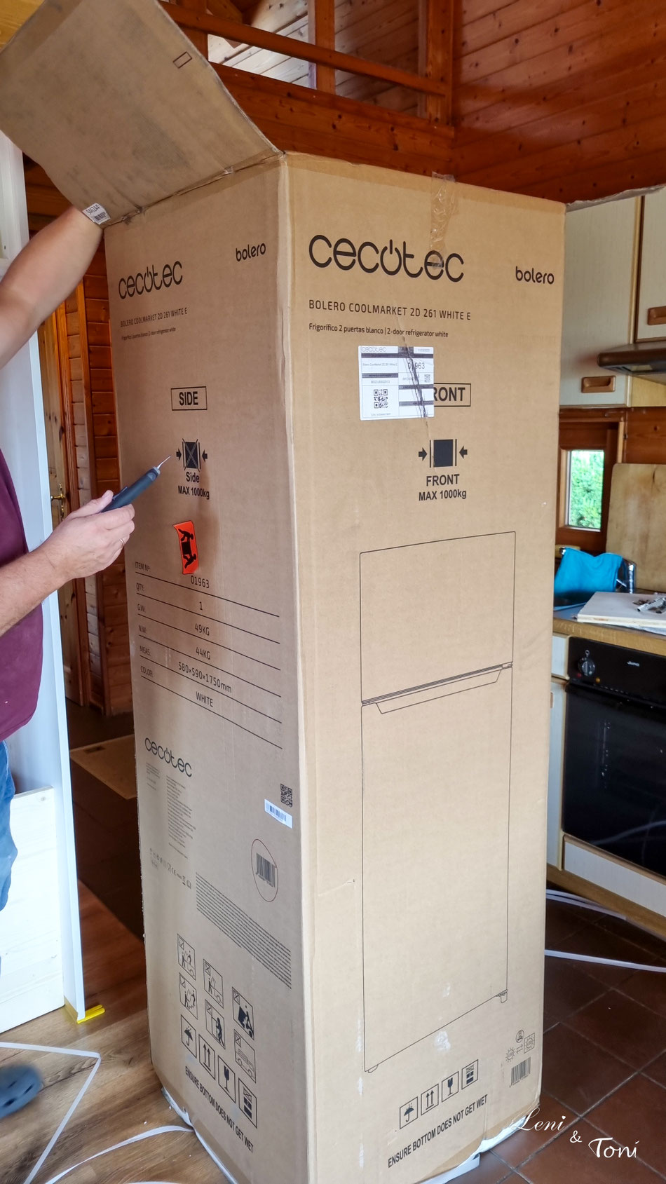 Was für eine Freude - der neue Kühlschrank ist da und wir haben hier endlich keinen Kniekriechkühlschrank mehr