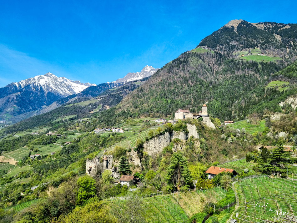 Viele Wanderwege mit großartigen Ausblicken führen nach Schloß Tirol