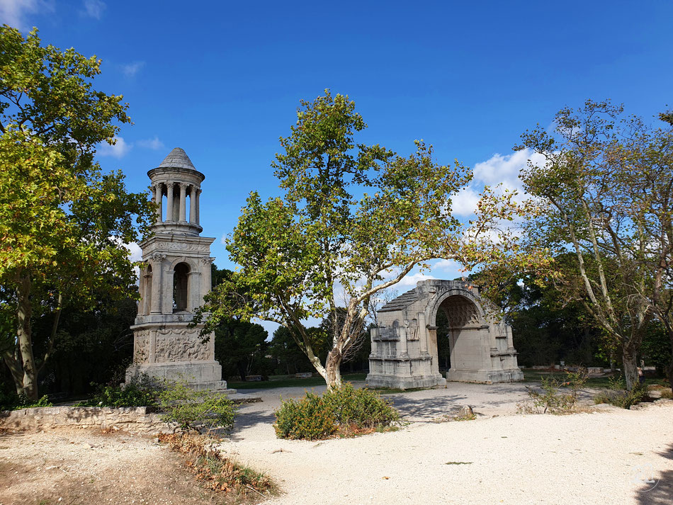 Glanum Leni und Toni mit dem Wohnmobil in der Provence Sudfrankreich Lac du peiroou Triumphbogen Glanum 