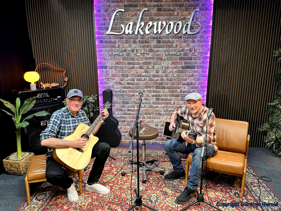 Die beiden Gitarristen und Sänger Rainer Schlett und Jürgen Bibi Bischoff bei einer spontanen Gitarren session bei Lakewood Guitars.