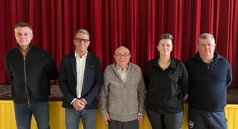 Légende photo : Les membres du bureau et la porte-drapeau de l’UFAC./Crédit photo Axel Robillard.