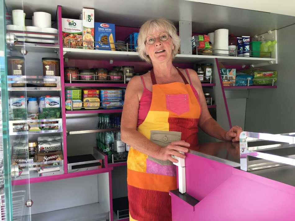 Nadine Stevens à bord de son épicerie ambulante