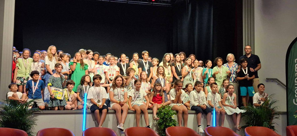 Les jeunes détenteurs de leur passeport du civisme./Photo Ville de Salles.