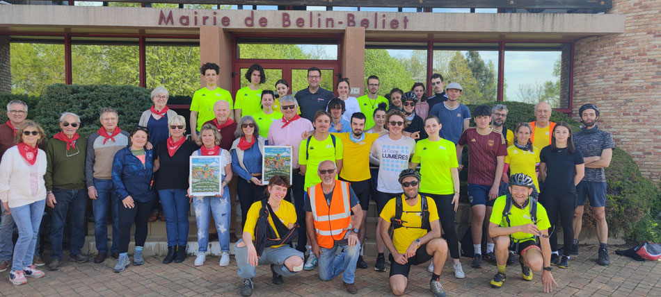 Les jeunes participants à ce défi sportif ont été accueillis sur le parvis de la mairie de Belin-Béliet./Photo Ville de Belin-Béliet.