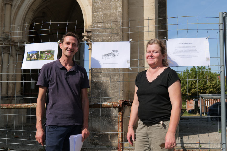 Christelle et Alain de Sigoyer présentent le croquis de l’ancienne église Saint-Exupère./Photo LB.
