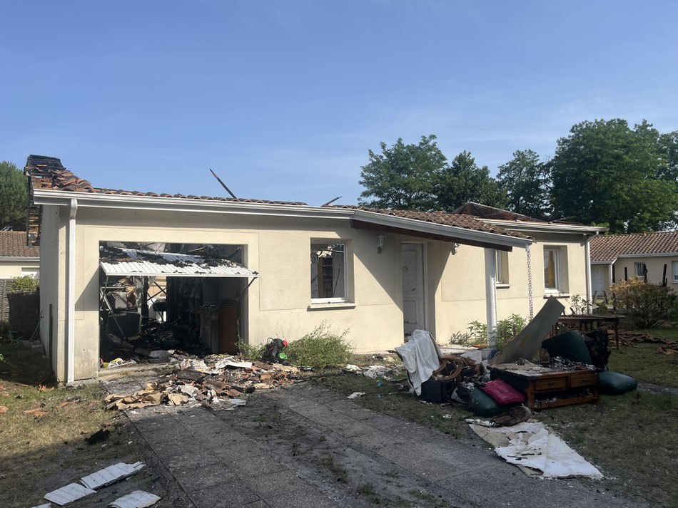Les murs sont encore debout, mais l'intérieur de la maison a été entièrement calciné./Photo Le Belinétois.