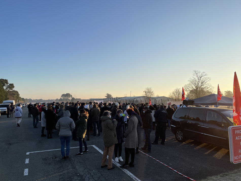 Le piquet de grève se tient sur le parking du CEA du Barp./Photo Le Belinétois