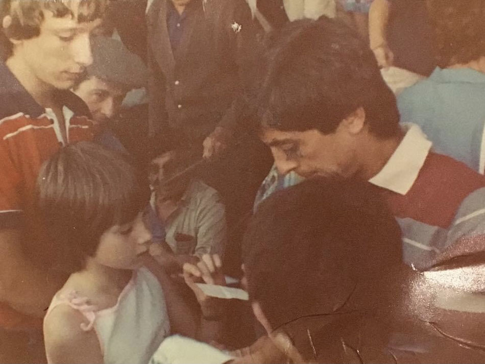 Alain Giresse signe des autographes à des enfants de Belin-Béliet. Collection Le Belinétois.