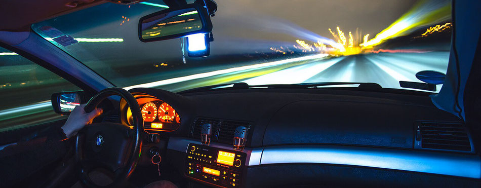 nächtliche Fahrt über die Autobahn