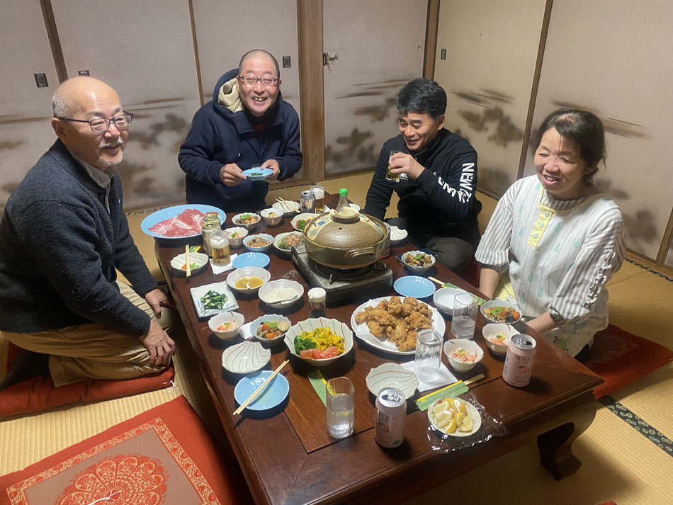 このツアーでは農家さん宅に民泊をします。採れたての野菜たっぷりの美味しいお夕食。お酒をお供に、話もはずみます。