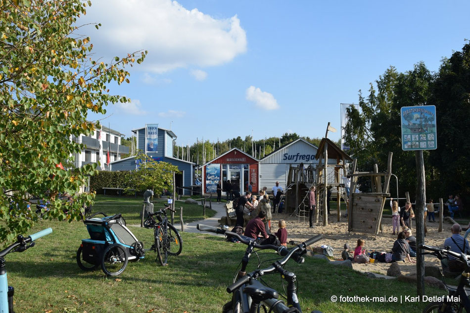 Hafen mit Spielplatz und Geschäfte für Segler, Surfer und Taucher
