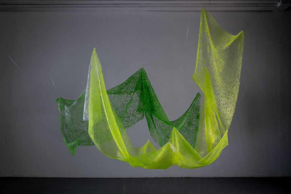 notion, o.T. (2403), silicone weavin in green, Installation 3 x 3 x 2 m, 2023