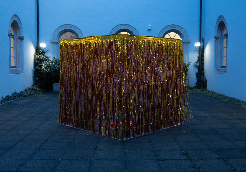 large refuge, installation 2 x 2 x 2 m, dedicated to the femicide victims. Inner Courtyard of St. Anna Chapel, Passau, 2024