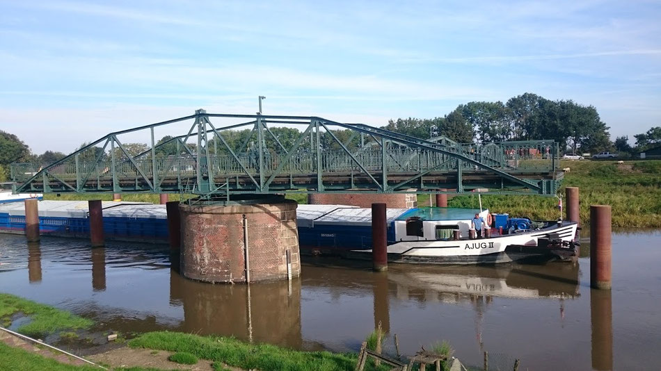 Die Drehbrücke von Neuendeich dreht sich.