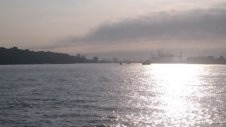 Elbquerung Teufelsbrück-Finkenwerder. Hamburg im Gegenlicht