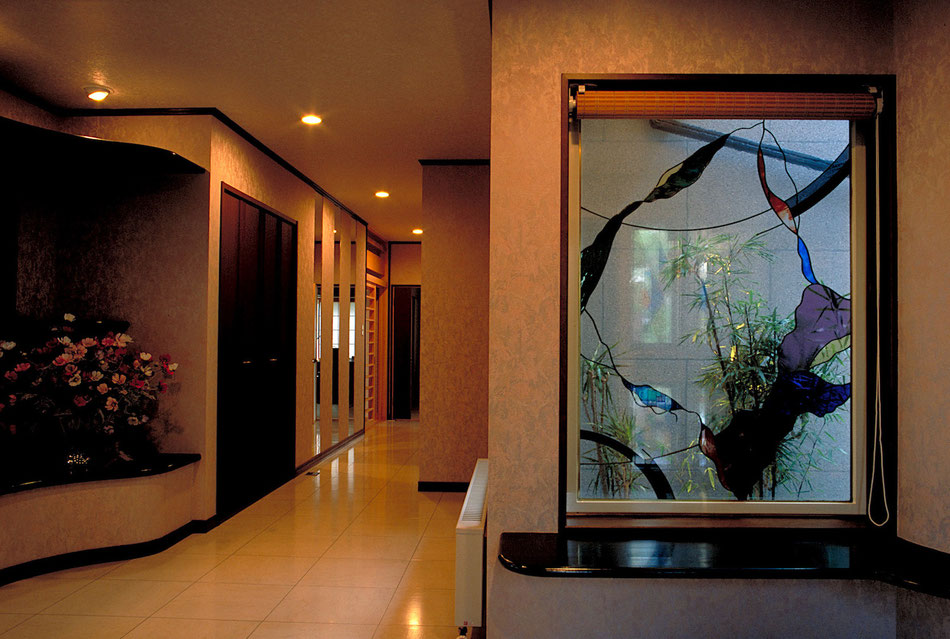 建築用ステンドグラス　ステンドグラスパネル  抽象的なデザイン　中庭の竹と合うイメージで