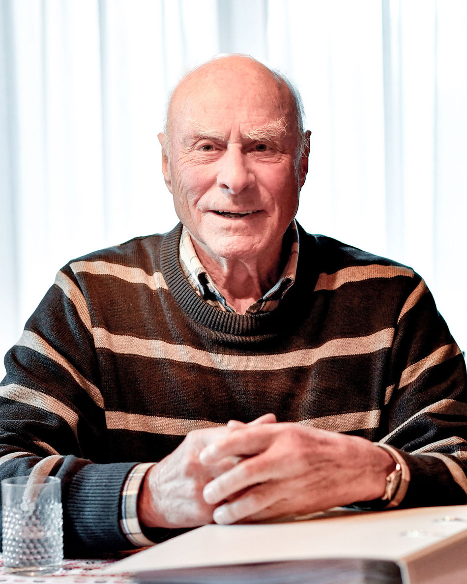 85-Jähriger, der wach frontal in die Kamera blickt