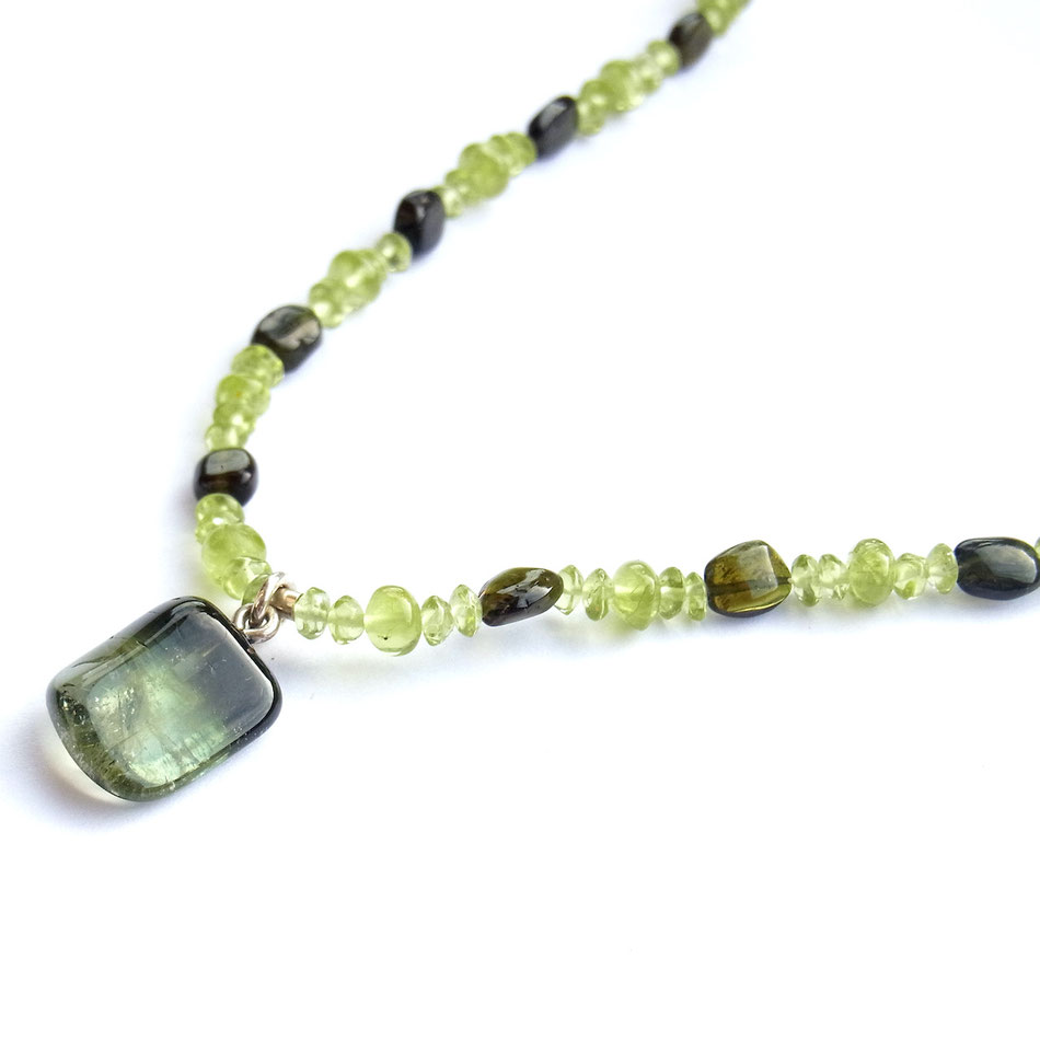 Edelsteinkette mit hellrünen Peridot und grünen Turmalin