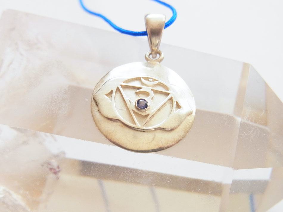 Kette mit handgeschmiedeten Stirn Chakra Symbol Anhänger und Iolith Stein